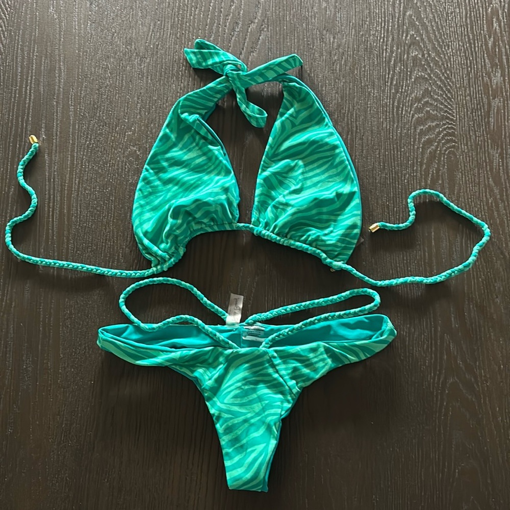 Beach Bunny Bikini set swimsuit swimwear size L top size S bottom